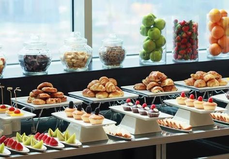 Coffee Break Ideas, Coffee Break Catering, Breakfast Buffet Table, Hotel Breakfast Buffet, Buffet Presentation, Buffet Set Up, Decoration Buffet, Hotel Buffet, Buffet Style