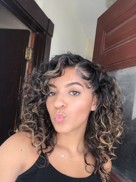 side part and edges curly hair hairstyles Curly Hair One Side Pinned, Curly Side Part Hairstyles, Edges Curly Hair, Side Part Curly Hairstyles, Side Part Curly Hair, Curly Side Part, Curly Hair Side Part, Hairstyle Ideas Easy, Cute Natural Hairstyles