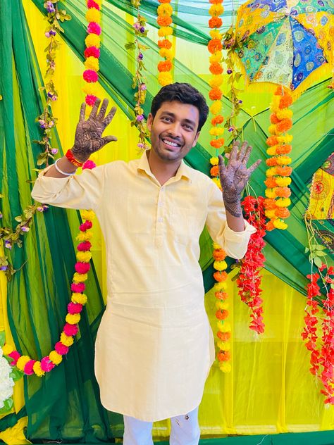 #groom #mehndidesign #mehndinight #groommehndi #mehndifunction #mehndidesignsforhands # mehndigoals Groom Mehndi Poses, Groom Mehandi Poses, Mehndi Closeup, Mehdi Pose, Mahendi Pose, Boy Mehndi, Haldi Boy, Mehandi Shoot, Mehandi Pose