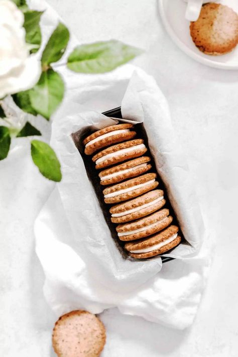 White chocolate sandwich cookies Recipe | with white chocolate ganache Biscotti Photography, Biscuit Photography, Cookie Photography, Cookie Sandwich Recipes, Coffee Biscuits, Food Photography Dessert, White Chocolate Recipes, Chocolate Ganache Filling, Cookie Sandwich