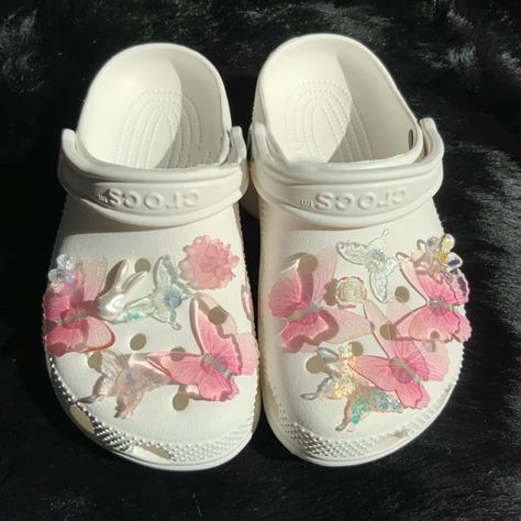 Pink Crocs, Crocs Fashion, Shoe Buckle, Gift Inspo, Croc Charms, Flowers Pink, Decorated Shoes, Elegant Flowers, Cheap Shoes