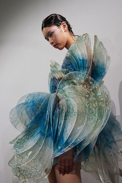 Modeling Outfits, Water Fashion, Jae Suk, Origami Fashion, Sculptural Fashion, Water Movement, Collection Couture, Ocean Design, Iris Van Herpen