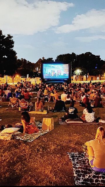 Outdoor Movie Fundraiser, Park Movie Night, Movie Under The Stars, Movies In The Park, Cozy Movie Night, Winter Movies, Night Picnic, Movie In The Park, Picnic Chairs