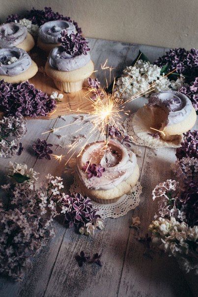 Lilac purple cupcakes with sparkler instead of candle Lilac Cupcakes, Lavender Cupcakes, Fall Cupcakes, Sparkler Candles, Lilac Tree, Purple Tones, Food Photography Styling, Wedding Cupcakes, Edible Flowers