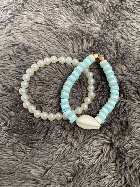 Beachy Bracelet Ideas Clay Beads, Ocean Aesthetic Bracelets, Simple Clay Bead Bracelet Ideas, Braclets Ideas Beads, Shell Clay Bead Bracelet, Friendship Bracelets Clay Beads, Cute Bracelet Ideas Clay Beads, Polymer Clay Bracelet Ideas, Preppy Aesthetic Summer