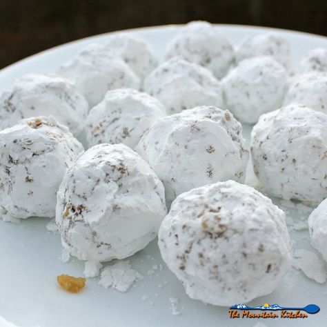 Nothing says Christmas like Mama Rosa's Date Nut Balls. These crispy balls of juicy dates, tropical coconut and chopped pecans, covered in powered sugar. Date Nut Balls Recipe, Date Nut Balls, Nut Balls, Pecan Balls, Mountain Kitchen, Christmas Cheese, Snowball Cookies, Date Recipes, Peanut Butter Fudge