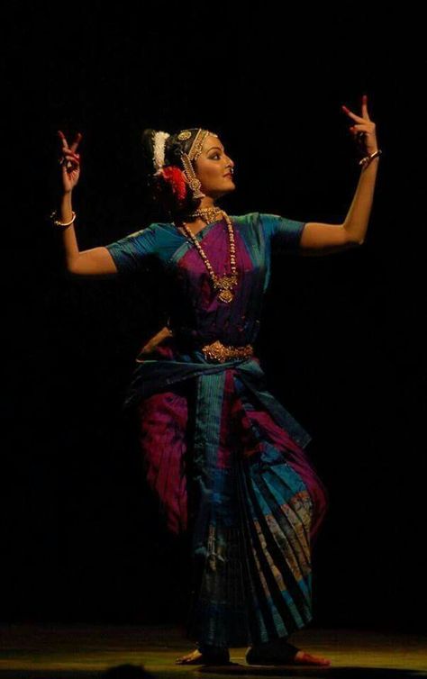 Kuchipudi Dance Dress, Manju Warrier, Kuchipudi Dance, Bharatanatyam Costume, Bharatanatyam Dancer, Indian Classical Dancer, Bharatanatyam Poses, Dance Forms, Dance Of India