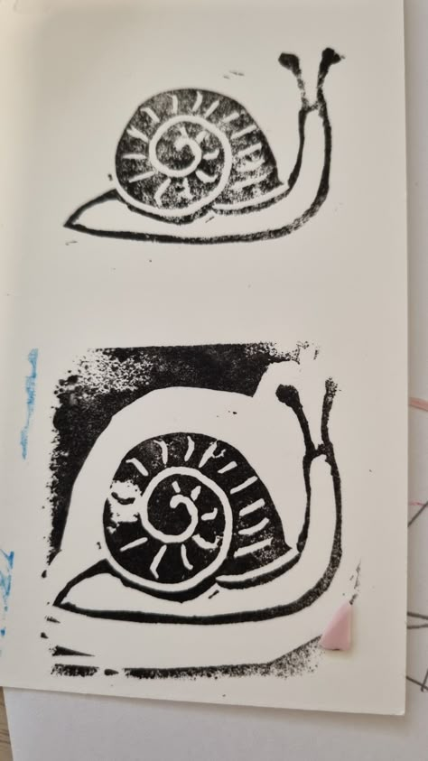 Linocut snail Linocut Easy, Lino Print Ideas Simple, Easy Linocut, Linocut Art Simple, Linoleum Printing, Linoleum Print, Lino Prints, Linocut Art, Lino Print