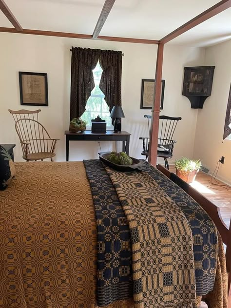 Primitive Bedroom Decor, Primitive Bedroom Ideas, Primitive Country Bedrooms, Colonial Bedrooms, Colonial House Interior, Colonial Bedroom, Primitive Home Decorating, American Bedroom, Colonial Home Decor