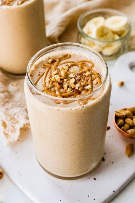 This peanut butter protein shake is made with just five simple ingredients. It’s filling, flavorful and packs in a whopping 30 grams of protein. Oatmeal Cookie Smoothie, Peanut Butter Protein Powder, Peanut Butter Banana Smoothie Recipe, Yummy Breakfast Smoothies, Peanut Butter Protein Shake, Oatmeal Smoothie, 30 Grams Of Protein, Peanut Butter Banana Smoothie, Banana Smoothie Recipe