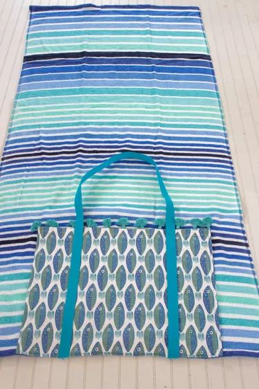 DIY Beach Towel Tote Bag | eHow Beach Bags Diy, Beach Blanket Diy, Diy Beach Towel, Beach Tote Bags Diy, Diy Hooded Towel, Towel Hoodie, Sewing Simple, Diy Beach Bag, Towel Bag