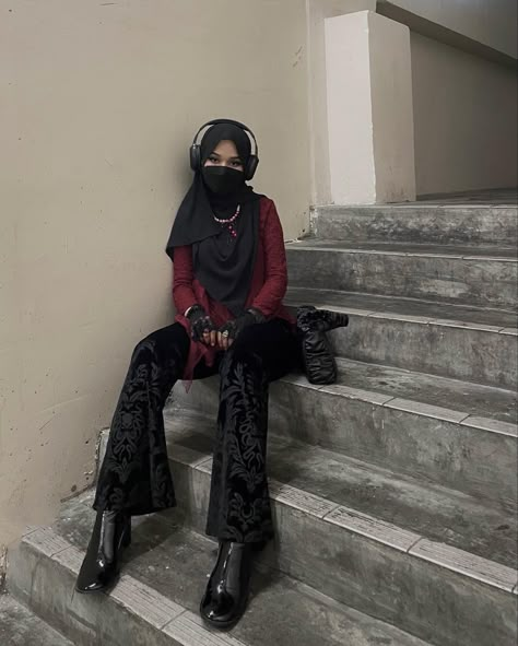 Goth Hijabi Outfits, Hijabi Concert Outfit Ideas, Modest Alt Fashion, Egirl Hijab Outfits, Goth Hijab Outfit, Hijabi Concert Outfit, Concert Outfit Ideas Hijab, Gothic Hijab, Gotik Style