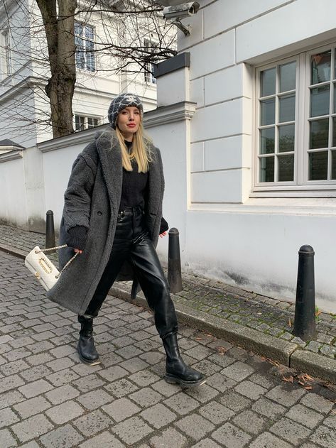 Monochrome neutrals look, white Chanel bag, leather trousers, black Bottega boots, grey Chanel hat, Max Mara teddy coat #leoniehanne #teddycoat #whitechanel #maxmara #chanelhat #bottegaboots Black Bottega Boots, Bottega Boots, Max Mara Teddy Coat, White Chanel Bag, Casual Chic Winter, Long Pants Outfit, Winter Coat Outfits, Chanel Hat, Leonie Hanne