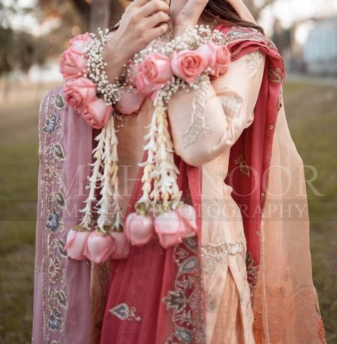 Hand Gajra For Bride, Nikkah Photos, Wedding Mala Rose, Nikkah Bride Dress, Baat Pakki, Flower Jewellery For Mehndi, Small Wedding Decor, Nikkah Bride, Fresh Flower Jewelry