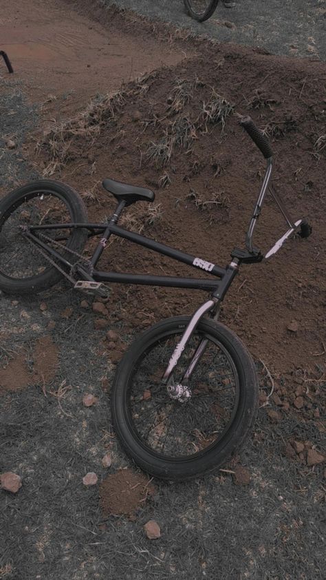 #bmx #bike #bmxbike #rider #biker #mtb #dirt #dirtjump Pump Track, Bmx Dirt, Bmx Street, Fotos Ideas, Bmx Bike, Ae86, Bmx Bikes, Bmx, Ballet