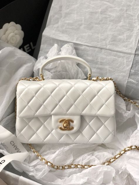 Description CC Mini Flap Bag With Top Handle White For Women 7.8in/20 cm Rep 1:1 Measurements: 12 x 20 x 6 cm / 4.7 x 7.8 x 2.3 inches (Length x Width x Height) Chain White Gold-toned hardware Include box, dust bag. This product is of the best quality. White Chanel Bag, Chanel Mini Flap Bag, Chanel Flap Bag, Chanel Mini, Pink Room, Hanging Bag, Chanel Bags, Evening Clutch Bag, Branded Bags