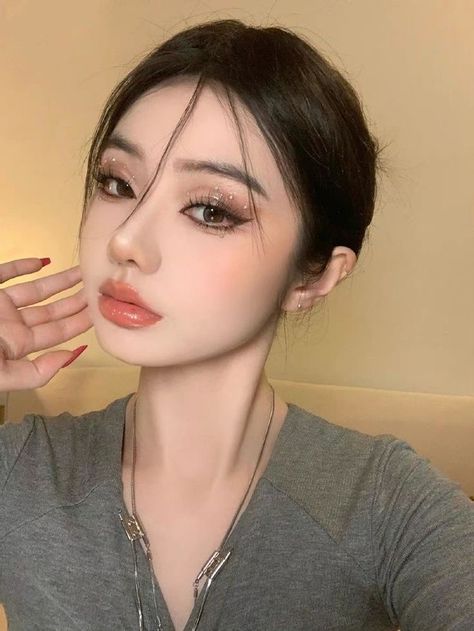 Makeup For Grey Outfit, Asian Prom Makeup, Douyin Makeup Look, Korean Style Makeup, Asian Makeup Looks, Mekap Mata, Douyin Makeup, Doll Eye Makeup, Formal Makeup