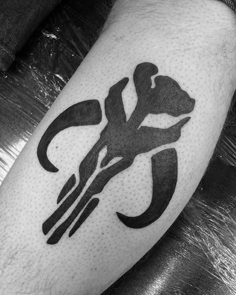 40 Mandalorian Tattoo Designs For Men - Star Wars Ink Ideas Simple Mandalorian Tattoo, Mandalorian Minimalist Tattoo, Mandalorian Symbol Tattoo, Mandalorian Mudhorn Tattoo, Mud Horn Mandalorian Tattoo, Mandalorian Symbol, Mandalorian Tattoo, Leo Zodiac Tattoos, Gamer Tattoos