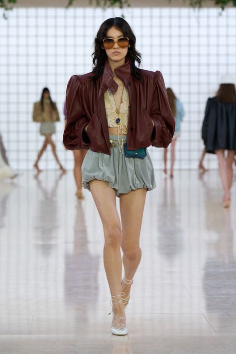 Chloe Spring/Summer 2025 - Chloe S25 - 25 Elizabeth Cady Stanton, 2025 Trends, Chloe Fashion, Book Dress, Spring Summer Fashion Trends, Elle Fashion, Top Street Style, Big Shoulders, Vacation Inspiration