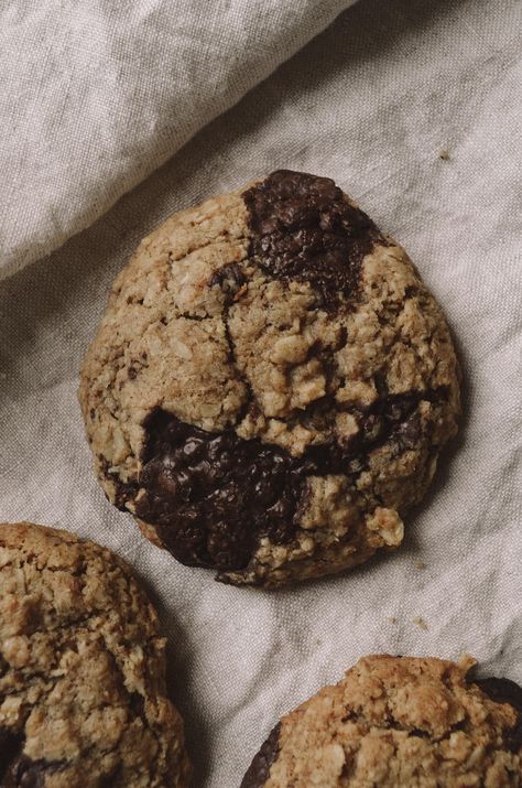 Use up your sourdough discard with these comforting sourdough oat + date cookies! Healthy Sourdough Desserts, Healthy Sourdough Cookies, Sourdough Oatmeal Cookies Recipe, Sourdough Cookies Healthy, Sourdough Peanut Butter Cookies, Sourdough Cookies Oatmeal, Sourdough Discard Brown Butter Chocolate Chip Cookies, Sourdough Discard Cookies, Cookies With Dates