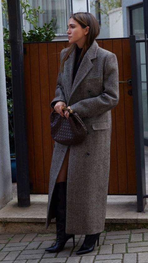 Herringbone Coat Outfit, Europe Fall Outfits, Outfits For 2023, Long Coat Outfit, Modest Casual Outfits, Herringbone Coat, Knitwear Outfit, 사진 촬영 포즈, Winter Fashion Outfits Casual