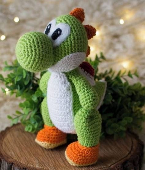 Yoshi Christmas, Yoshi Mario Bros, Yoshi Amigurumi, Yoshi Super Mario, Christmas Crochet Pattern, Dragon Pattern, Crochet Motifs, Cute Dinosaur, Dinosaur Christmas