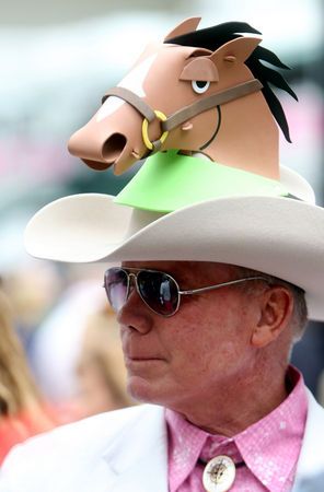 Who says men can't wear spectacular hats to the derby? And doesn't he look fabulous? Crazy Kentucky Derby Hats, Mens Derby Hats, Derby Hats Diy Ideas, Derby Party Outfit, Kentucky Derby Hats Diy, Derby Hat Ideas, Derby Hats Diy, Kentucky Derby Party Outfit, Kentucky Derby Outfit