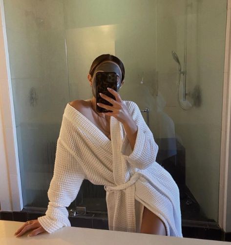 Girl In Bathrobe Aesthetic, Insecure Women, Spiegel Selfie, Vogue Beauty, Instagram Story Ideas, Spa Day, Beauty Secrets, Summer Aesthetic, Photo Inspiration