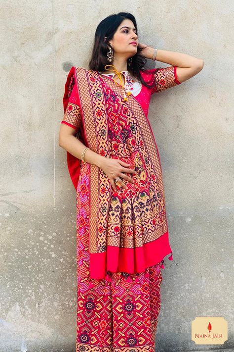 Saree Styles Gujarati, Blouse Designs Bandhani Saree, New Bandhani Saree, Patoda Sadi Blouse Design, Patoda Sadi Design, Blouse Design For Patola Saree, Gujrati Style Saree Look, Gujarati Saree Blouse Designs, Patola Saree Blouses Designs