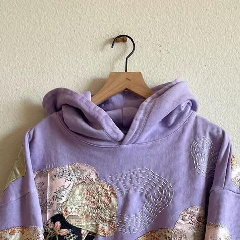 Altered Hoodie, Embroidery Clothes Ideas, Embroidery Hoodie Ideas, Hoodie Embroidery Ideas, Diy Hoodie Design, Patch Work Hoodie, Homemade Hoodie, Patched Sweatshirt, Patchwork Hoodies