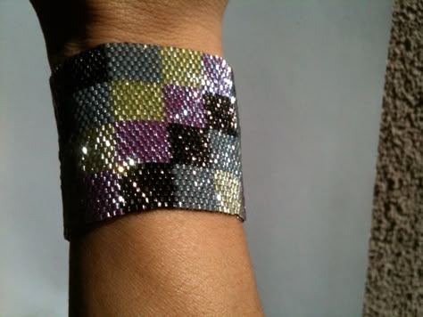 Colorful Bead Bracelets, Grunge Accessories, Embroidered Bracelet, Bracelet Miyuki, Diy Jewelry Unique, Beading Jewelery, Beaded Jewlery, Beaded Cuff Bracelet, Beads Bracelet Design