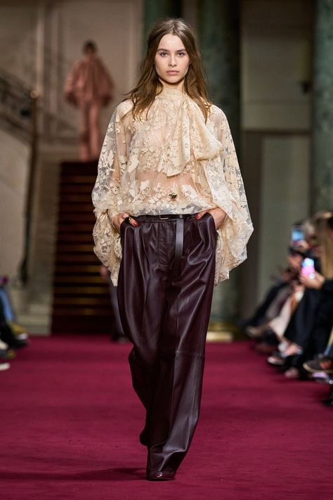 Zimmermann Fall 2024 Ready-to-Wear Fashion Show | Vogue Street Style Handbags, Boho Chic Fall, Pre Fall Fashion, London College Of Fashion, Fall 24, Instagram Outfits, Cute Simple Outfits, Fashion Seasons, Marchesa