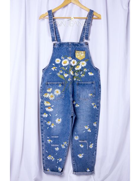 Painted Overalls, Overalls Jeans, Senior Overalls, Gamine Style, Cap Decoration, Hand Painted Clothing, Mums Homecoming, Painted Jeans, Denim Crafts