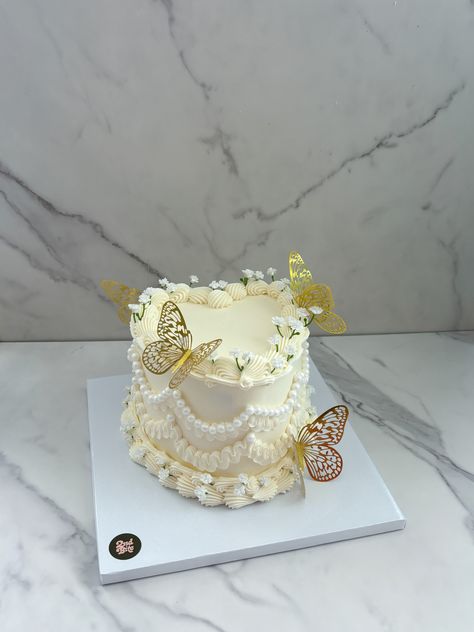 White pearls and gold butterflies with baby’s breath Heart Cake With Butterflies, White Vintage Heart Cake, White Heart Cake, Cake With Butterflies, Vintage Heart Cake, Buttercream Decorating, Cupcake Designs, Butterfly Cakes, Baby S Breath