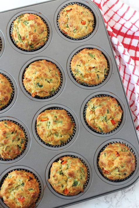 Delicious savoury muffins packed full of vegetables like spinach and peppers; perfect for a family lunch or a kids afternoon snack! #savourymuffins #cheesemuffins Lunchbox Muffins, Spinach And Peppers, Savoury Muffins, Spinach Muffins, Spinach Cheese, Healthy Afternoon Snacks, Savory Muffins, Family Lunch, Fussy Eaters