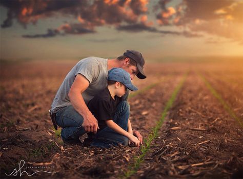 Farm Family Pictures, Farming Photography, Farming Life, Pretty World, Farm Pictures, Farm Family, Farm Kids, Farm Photography, Photography Poses Family