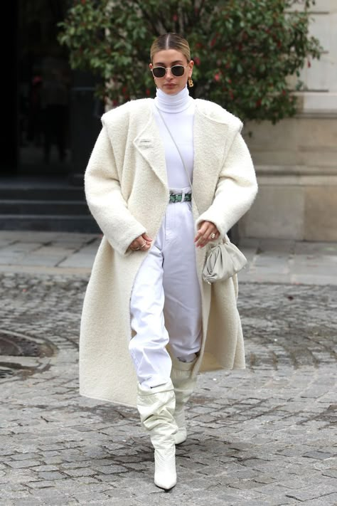 White Monochromatic Outfit, Hailey Baldwin Street Style, 2020 Style, Streetwear Winter, Fashion Week Outfit, Winter Layers, Oufits Casual, Monochromatic Outfit, Nyfw Street Style