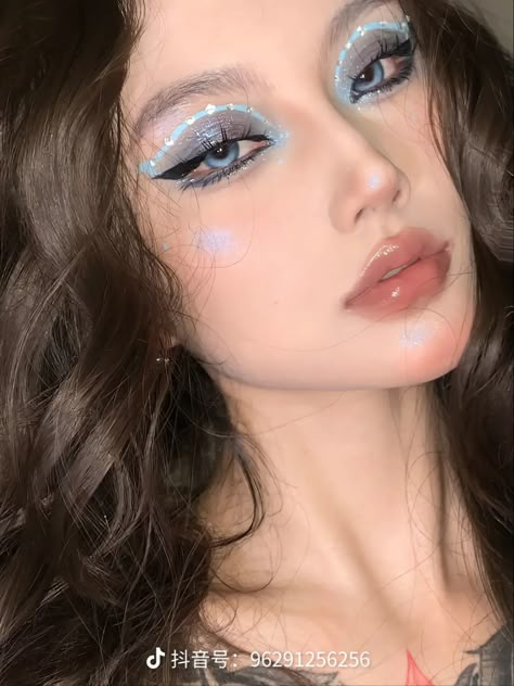 Blue Asian Makeup, Haircut Ideas Asian, Etheral Make Up, Blue Douyin Makeup, Blue Fairy Makeup, Blue Makeup Aesthetic, Fairy Inspired Makeup, Fairy Makeup Looks, Maquillaje Douyin