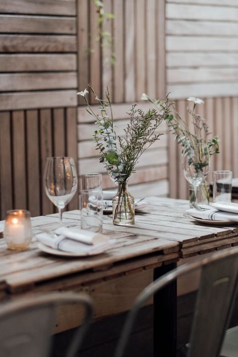 Intimate Restaurant, Restaurant Table Design, Wildflower Centerpieces, Restaurant Table Setting, Romantic Bouquet, Table Flower, Restaurant Table, Restaurant Wedding, Interior Design Concepts