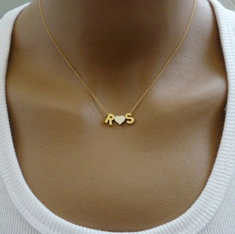 Couple Initial Necklace, Flipagram Instagram, Tiny Necklace, Romantic Necklace, Gold Letter Necklace, Necklace Love, Gold Ring Designs, Diamond Solitaire Necklace, Necklace Simple