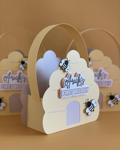 🐝 Honey Comb Favor Boxes 🍯 • • • Cardstock - @bazzillbasicspaper Photo Paper - @koalagp_paper Glossy 61lb Glue - @beaconcreates & @artglitter Hot Glue - @surebonder • • • #bee#honey#beeparty#custompartydecor#fyp#trending Honey Bee Birthday Party Decorations Diy, Airplane Birthday Theme, Bee Birthday Theme, Bee Decorations, Party Favors Ideas, Bouquet Bag, Bee Birthday Party, Paper Box Template, Boxes Diy