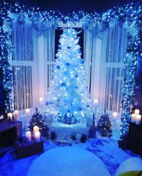 Blue Christmas Tree Decorations, White Christmas Tree Decorations, Silver Christmas Decorations, Blue Christmas Decor, Christmas Tree Decorating Themes, Blue Christmas Tree, Creative Christmas Trees, Christmas Decor Inspiration, Tree Themes