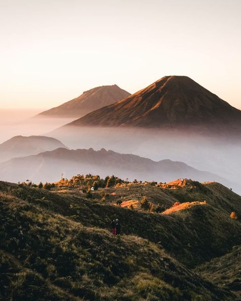 The best view Mountain Prau, Dieng, Indonesia View Mountain, Central Java, Mountain Wallpaper, Best View, Pretty Images, Green Valley, Nature Aesthetic, Garden Wall, Natural Wonders