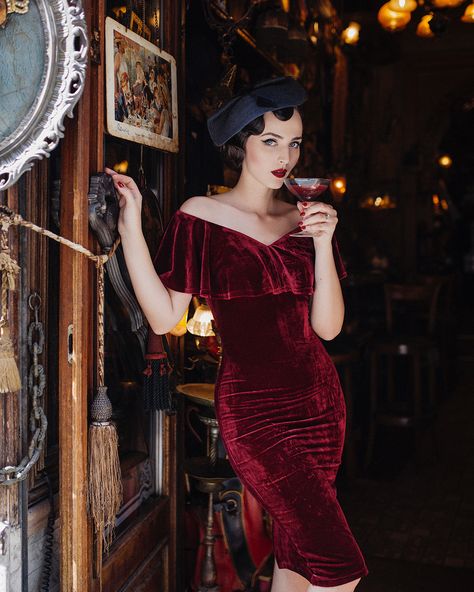 Idda Van Munster, Sophia Dress, Red Velvet Dress, Rock Chic, Burgundy Wedding, Hip Dress, Wiggle Dress, Looks Vintage, Fancy Dresses