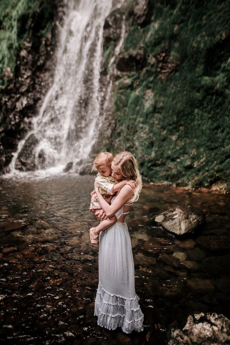 Creek Photoshoot Mommy And Me, Mommy And Me Creek Session, Waterfall Family Photoshoot, Stream Photoshoot, Creek Pics, Waterfall Pics, Creek Session, Creek Photoshoot, Ivy Photography