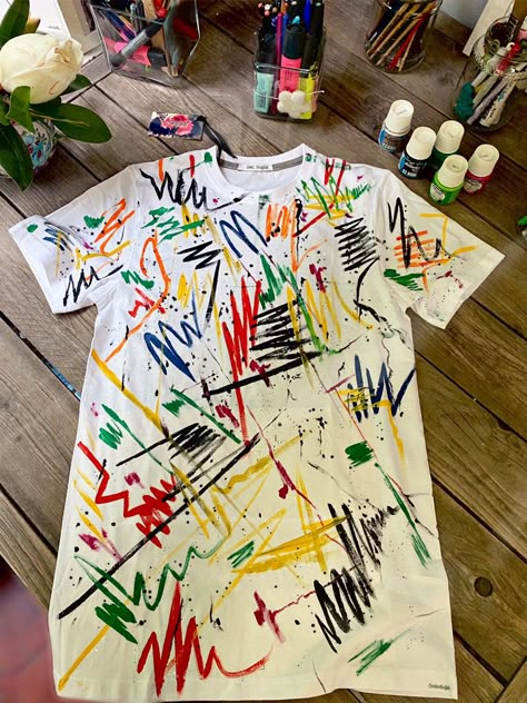 #handpainted #customized #colorstreet #tshirtdesign #styletips #handmade #fattoamano Handprint Tshirt Ideas, Puffy Paint Shirts, Sharpie Tie Dye, Fabric Paint Shirt, Painted T Shirt, Fashion Illustration Poses, Shirt Painting, Tshirt Painting, Fashion Drawing Sketches