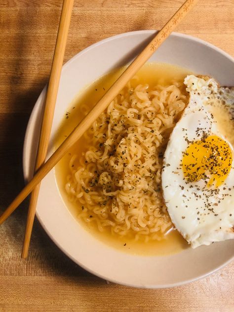 Ramen With Fried Chicken, Fried Egg Ramen, Ramen With Egg, Egg In Ramen Noodles, Silog Meals, Authentic Ramen, Best Ramen Noodles, Ramen Soup Recipes, Fried Ramen