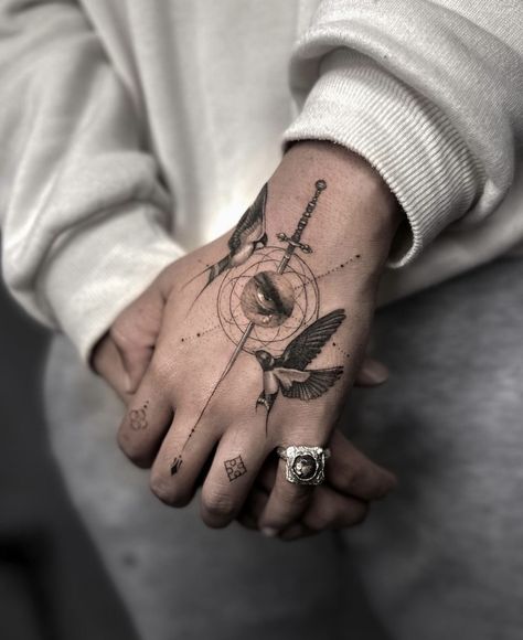 One Hand Tattoo, Bird Hand Tattoo, Hand And Finger Tattoos, Medusa Tattoo, Hand Tattoos For Women, Tatuaje A Color, Modern Tattoos, Small Tattoos For Guys, Line Work Tattoo