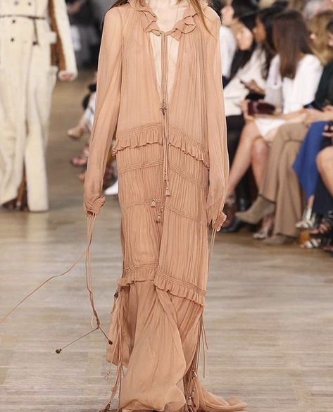 Chloe | #runway #fashion #style #chloe #bohemian #boho #bohochic #opulentmemory Chloe Boho Style, Chloe Aw24, 70s Goddess, Chloe Aesthetic, Chloe 2024, Edgy Bohemian, Chloe Fashion, Minimal Dress, Dress Minimal