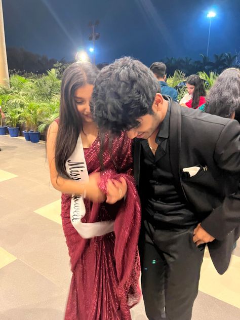 Farewell Couple Aesthetic, Couple Farewell Poses, Farewell Couple Pictures, Farewell Poses With Boyfriend In Saree, Farewell Pictures Photo Ideas, Saree Poses With Boyfriend, Farewell Photo Ideas, Farewell Pics, Farewell Couple